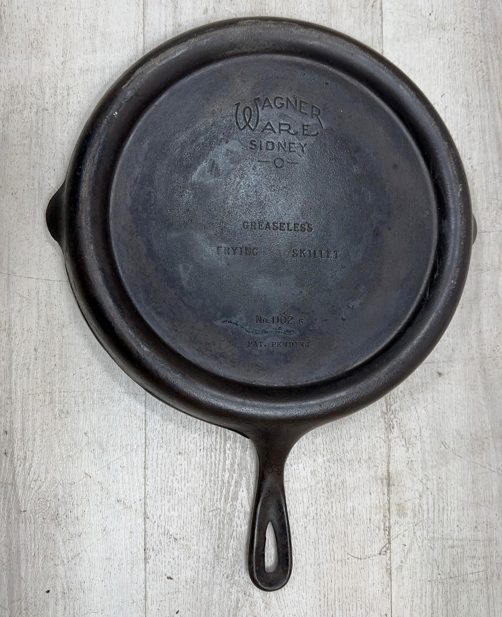 WAGNER GREASELESS FRYING PAN NO. 1102. (1 of 6)