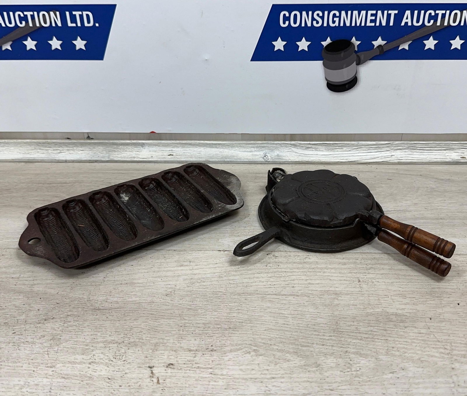 GRISWOLD IMITATION MINI WAFFLE IRON AND CORN BREAD PAN.: Load-out Pick up for all online purchases for Antiques & collectibles is Monday, Tuesday, Wednesday, February 23rd, 24th, 25th At our shipper's location. We do offer shipping on all items shippable wi