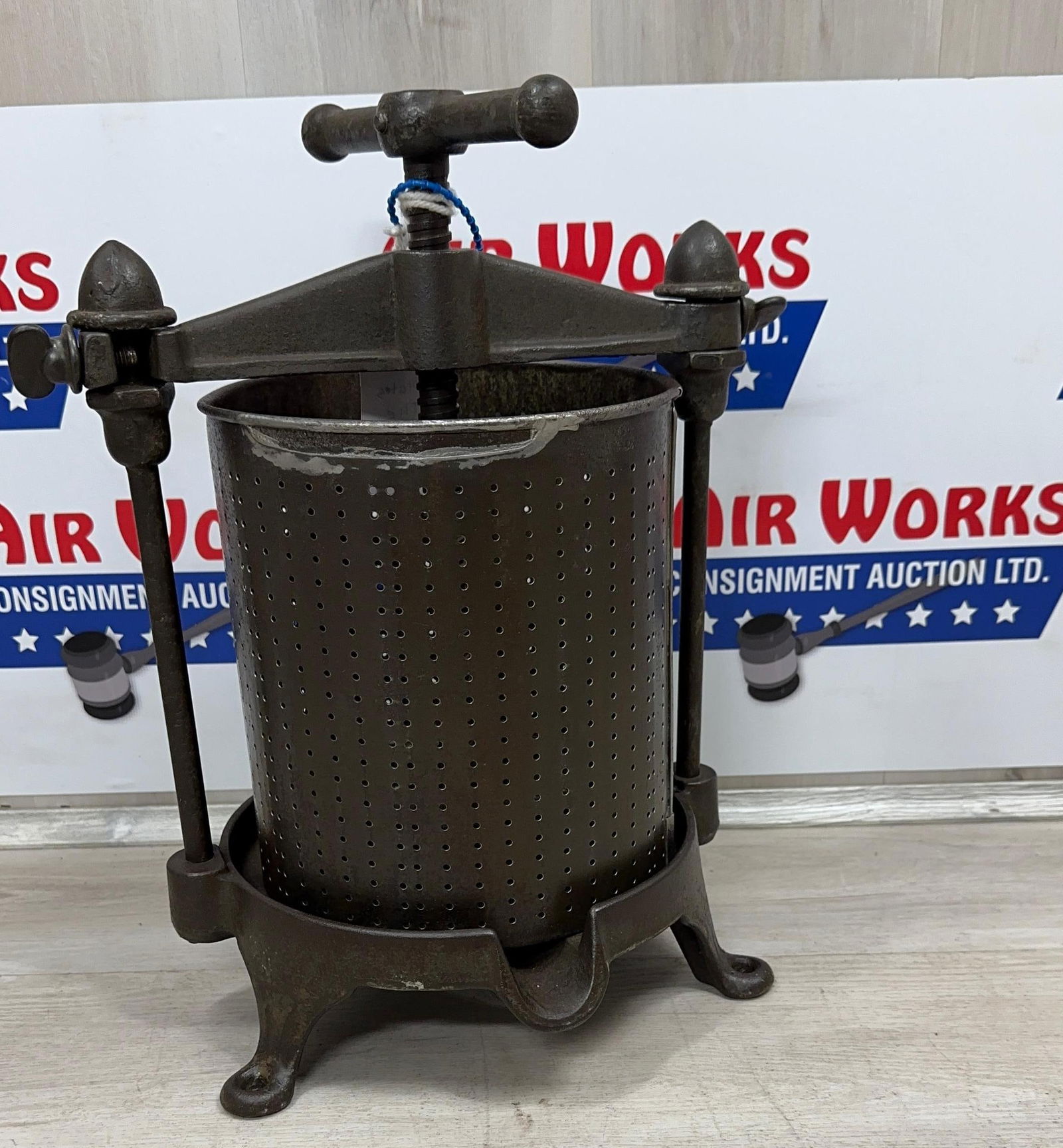 GRISWOLD NO. 6 FRUIT AND LARD PRESS WITH EXTRA PLATE: Load-out Pick up for all online purchases for Antiques & collectibles is Monday, Tuesday, Wednesday, February 23rd, 24th, 25th At our shipper's location. We do offer shipping on all items shippable wi