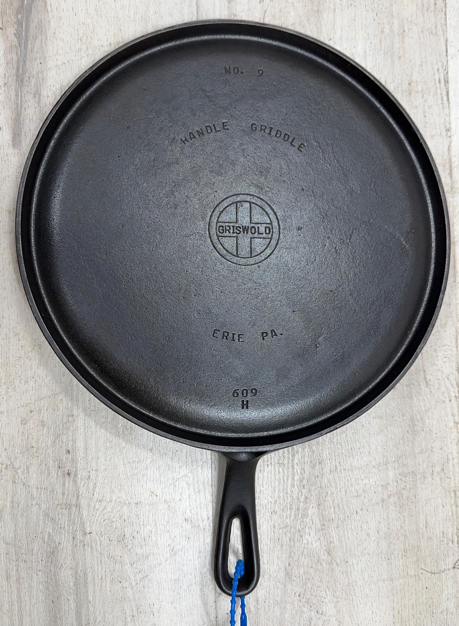 GRISWOLD NO. 9 FLAT ROUND GRIDDLE SMALL LOGO (1 of 5)