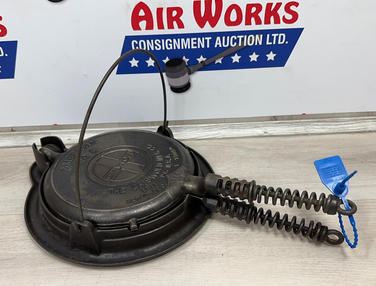 GRISWOLD NO. 8 WAFFLE IRON. LOW BASE. LARGE LOGO: Load-out Pick up for all online purchases for Antiques & collectibles is Monday, Tuesday, Wednesday, February 23rd, 24th, 25th At our shipper's location. We do offer shipping on all items shippable wi