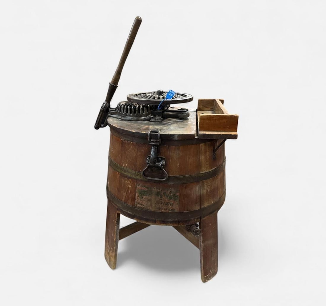 ANTIQUE WASHING MACHINE. MICHIGAN WASHING MACHINE CO. (1 of 10)