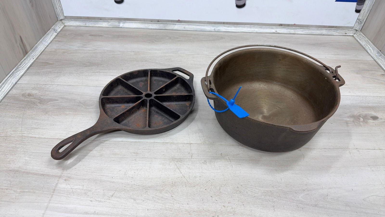 WAGNER 5 QT. DUTCH OVEN AND CRACKER BARREL WEDGE PAN (1 of 7)