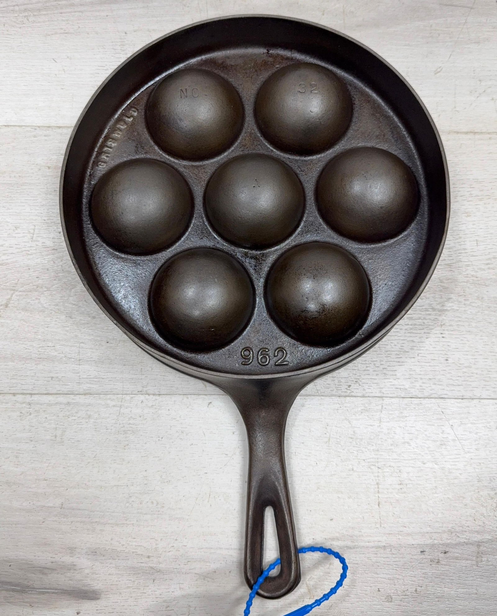 GRISWOLD NO 32 AEBLESKIVER CAKE PAN SKILLET (1 of 5)