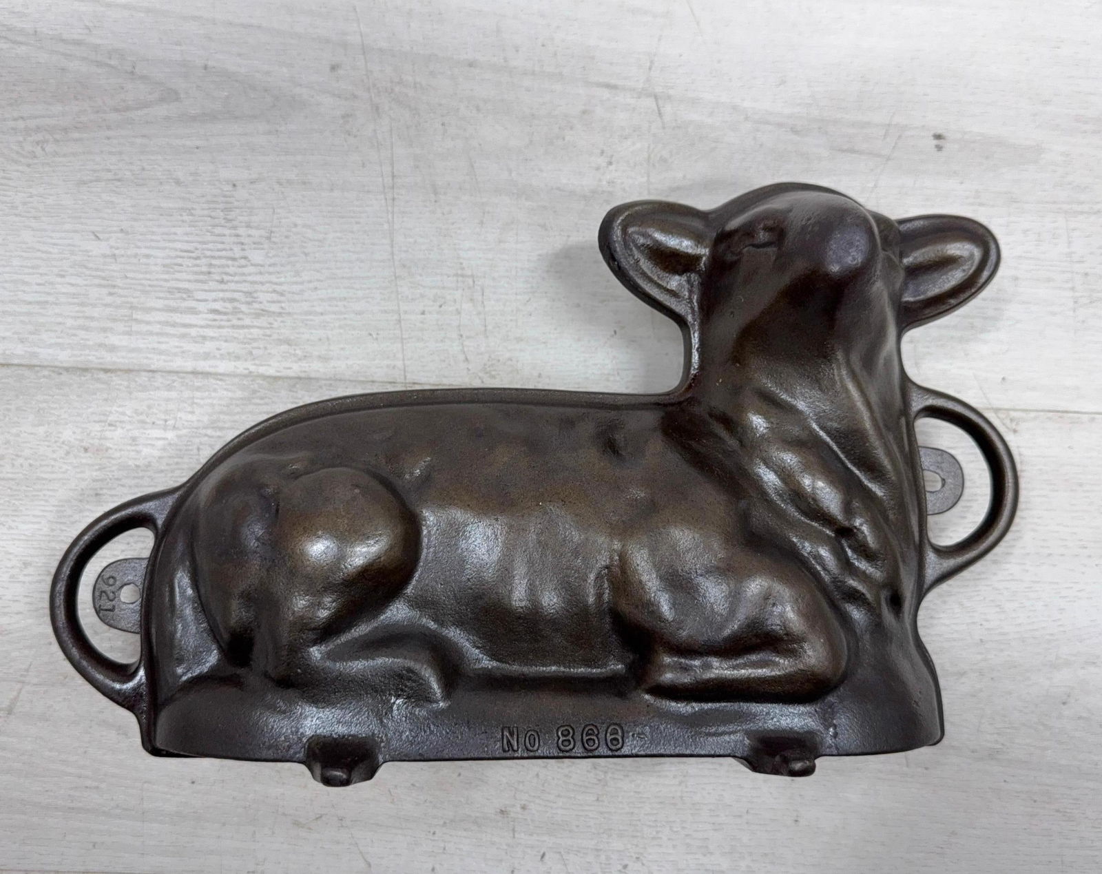GRISWOLD #866 CAST IRON LAMB MOLD (1 of 8)