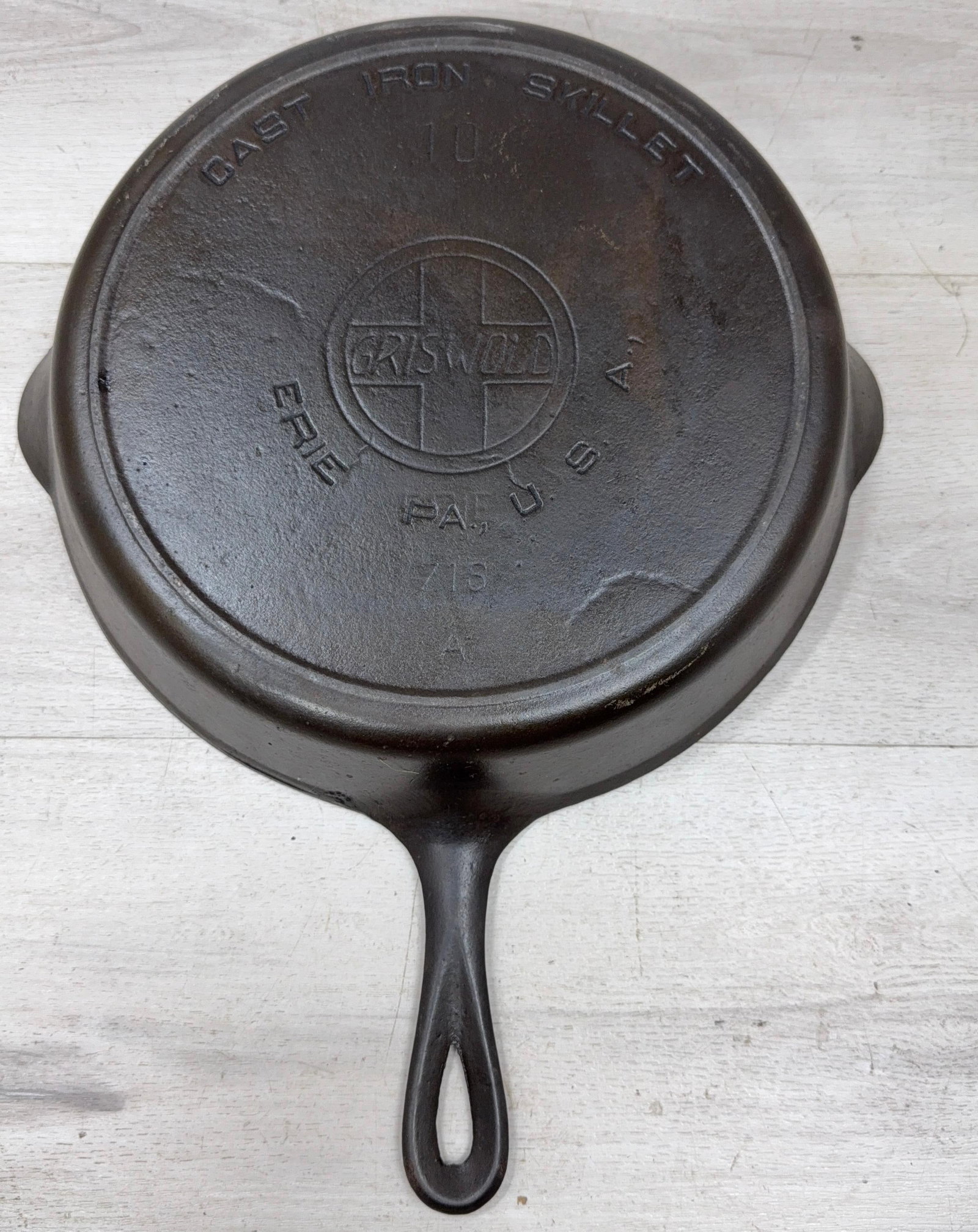 GRISWOLD #10 SLANT LOGO HEAT RING CAST IRON SKILLET: Load-out Pick up for all online purchases for Antiques & collectibles is Monday, Tuesday, Wednesday, February 23rd, 24th, 25th At our shipper's location. We do offer shipping on all items shippable wi