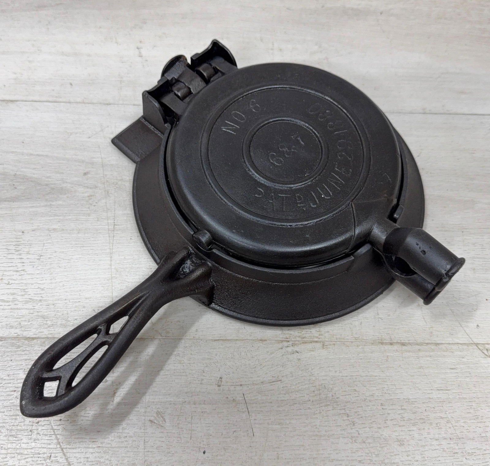 GRISWOLD #6 WAFFLE IRON WITH BUTTON HINGE, RARE SIZE! (1 of 5)