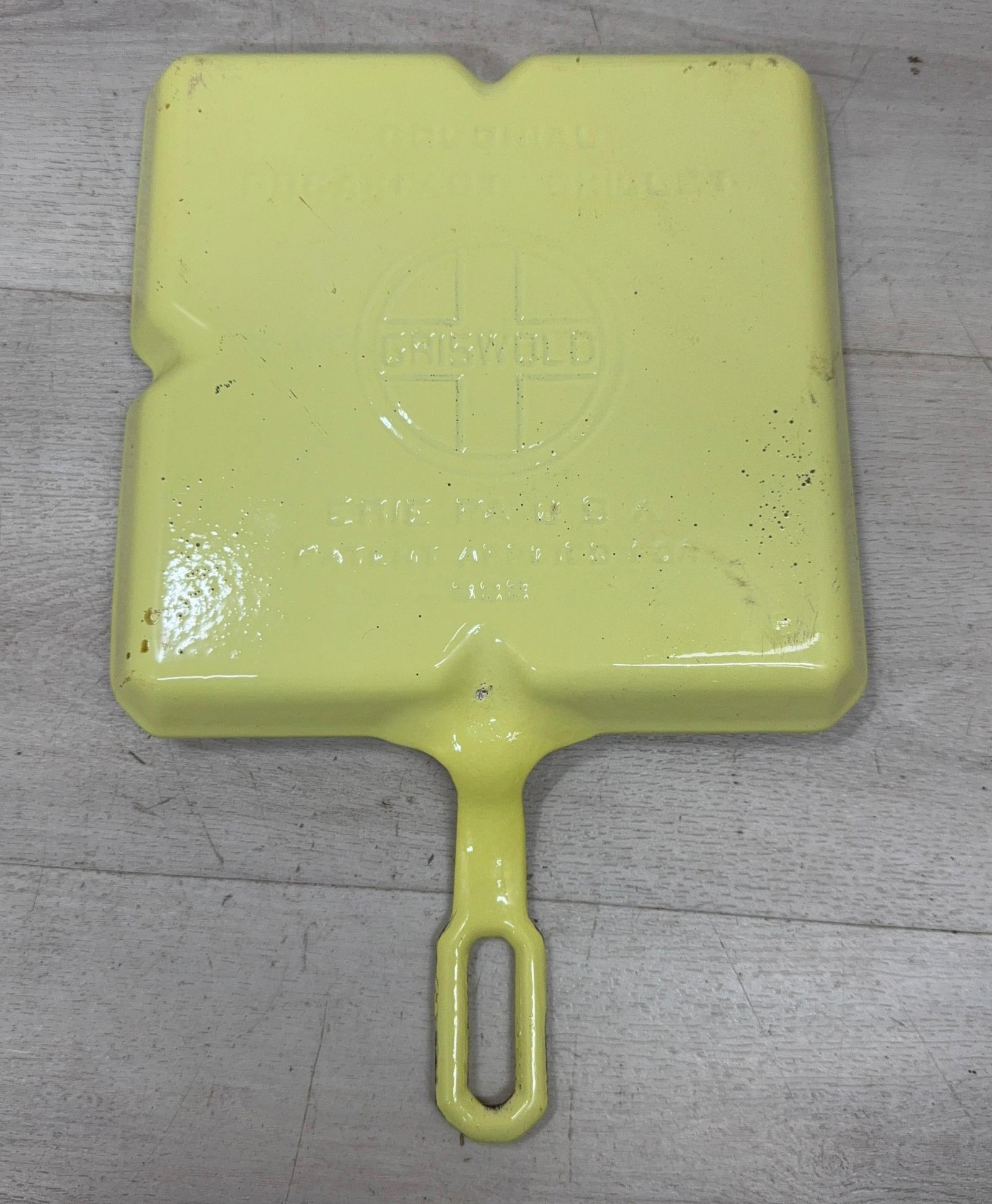 GRISWOLD #666 YELLOW/WHITE ENAMEL COLONIAL BREAKFAST SKILLET: Load-out Pick up for all online purchases for Antiques & collectibles is Monday, Tuesday, Wednesday, February 23rd, 24th, 25th At our shipper's location. We do offer shipping on all items shippable wi