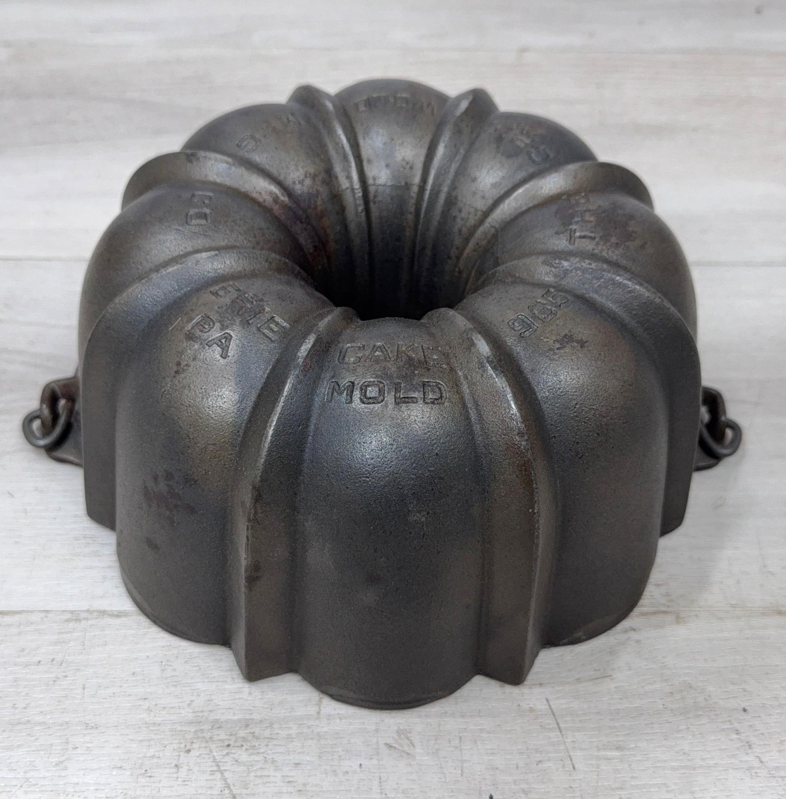 GRISWOLD #965 CAKE MOLD/BUNDT PAN: Load-out Pick up for all online purchases for Antiques & collectibles is Monday, Tuesday, Wednesday, February 23rd, 24th, 25th At our shipper's location. We do offer shipping on all items shippable wi
