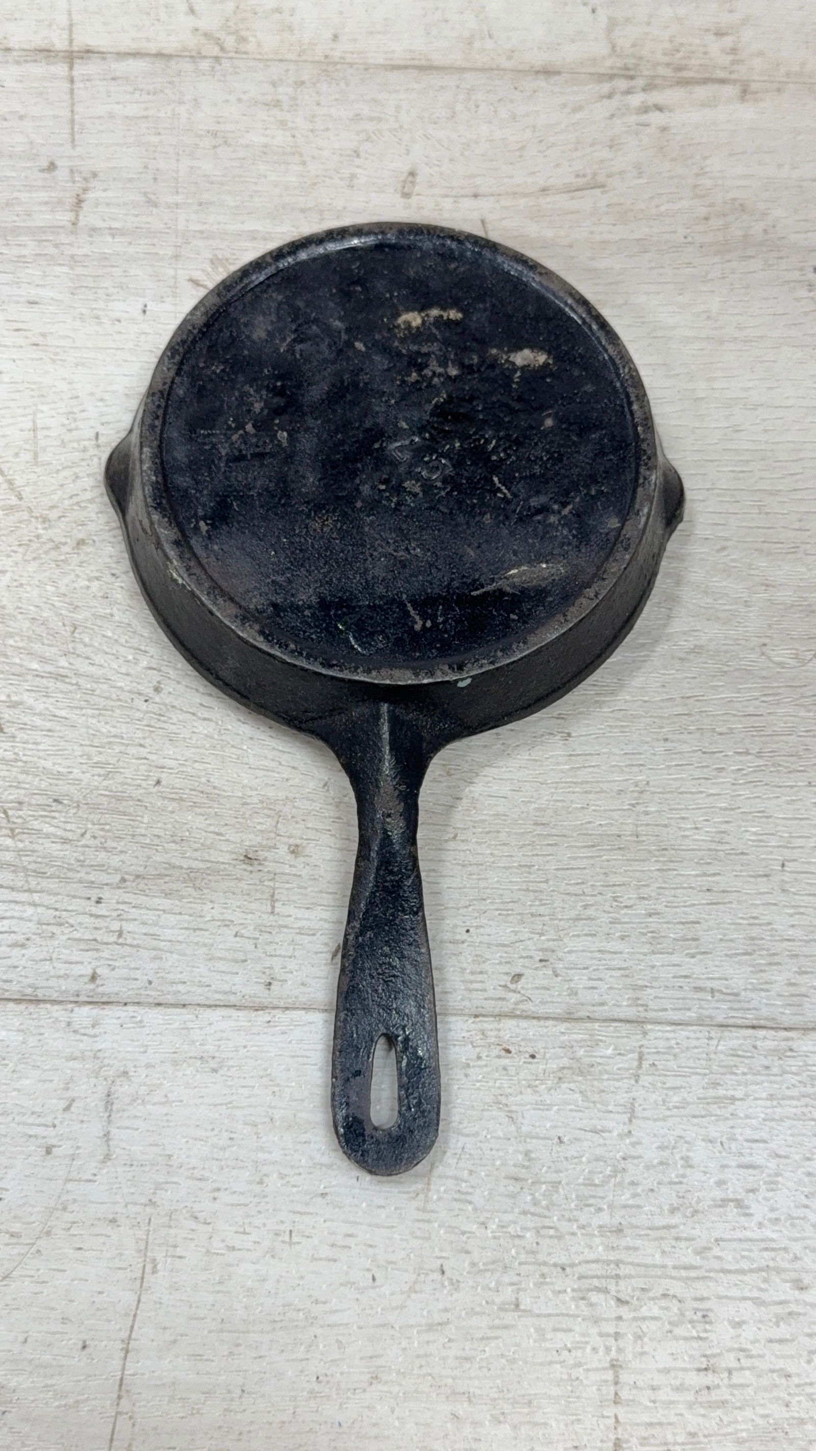 UNMARKED TOY CAST IRON SKILLET (1 of 4)