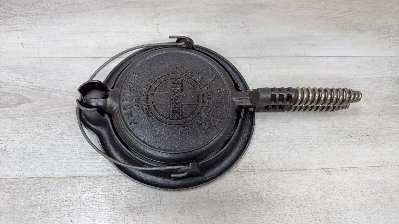 GRISWOLD #7 CAST IRON WAFFLE IRON, LOW BASE, ALASKAN HANDLES: Load-out Pick up for all online purchases for Antiques & collectibles is Monday, Tuesday, Wednesday, February 23rd, 24th, 25th At our shipper's location. We do offer shipping on all items shippable wi