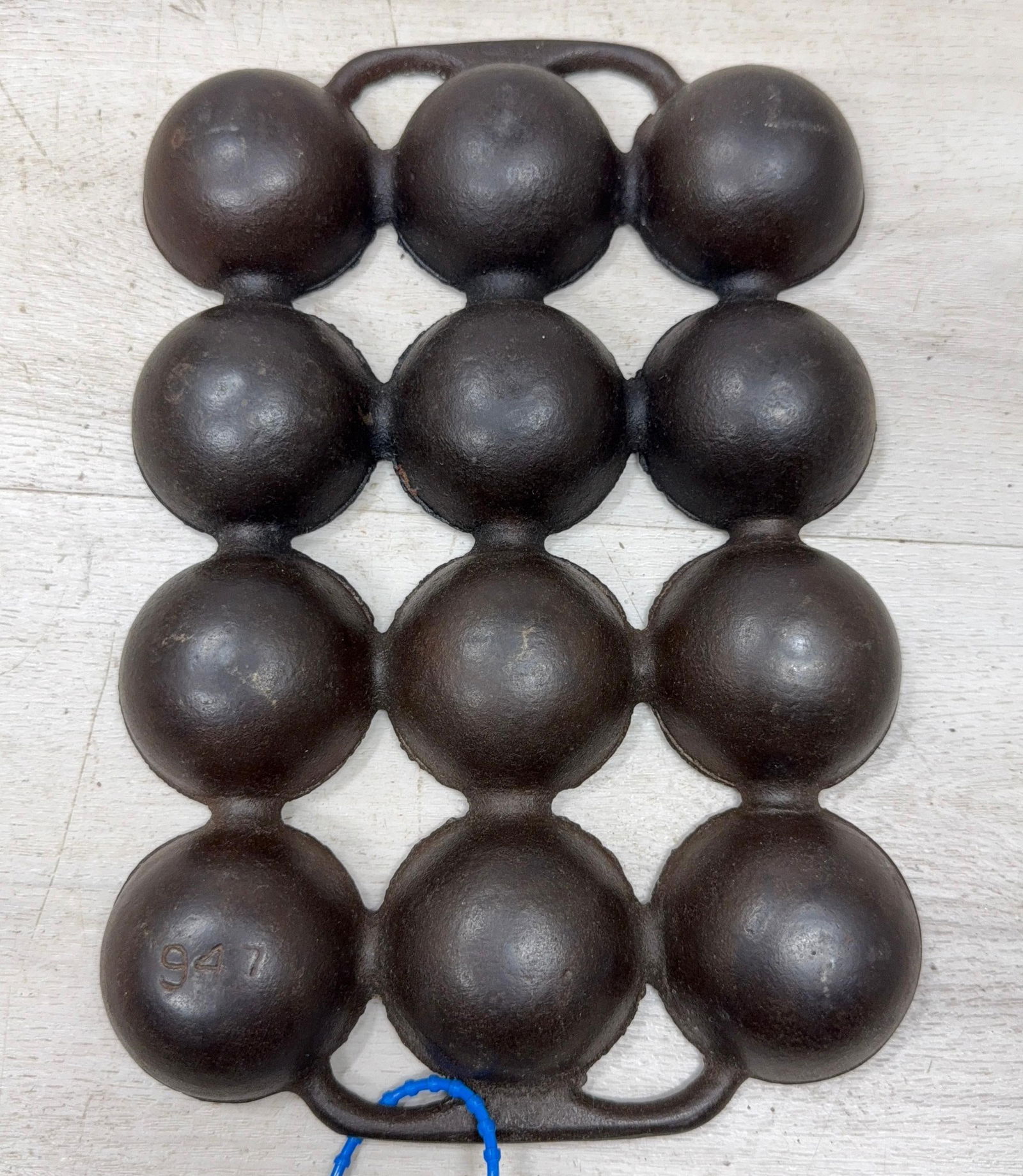 GRISWOLD 12 CUP GOLF BALL BROWNIE PAN, PT.N. 947: Load-out Pick up for all online purchases for Antiques & collectibles is Monday, Tuesday, Wednesday, February 23rd, 24th, 25th At our shipper's location. We do offer shipping on all items shippable wi