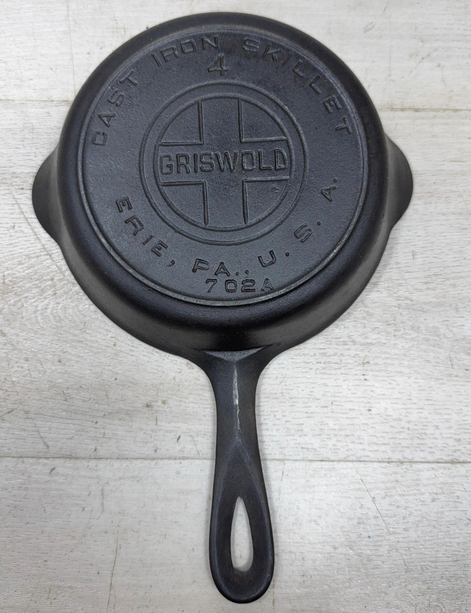 GRISWOLD #4 LBL HEAT RING CAST IRON SKILLET: Load-out Pick up for all online purchases for Antiques & collectibles is Monday, Tuesday, Wednesday, February 23rd, 24th, 25th At our shipper's location. We do offer shipping on all items shippable wi