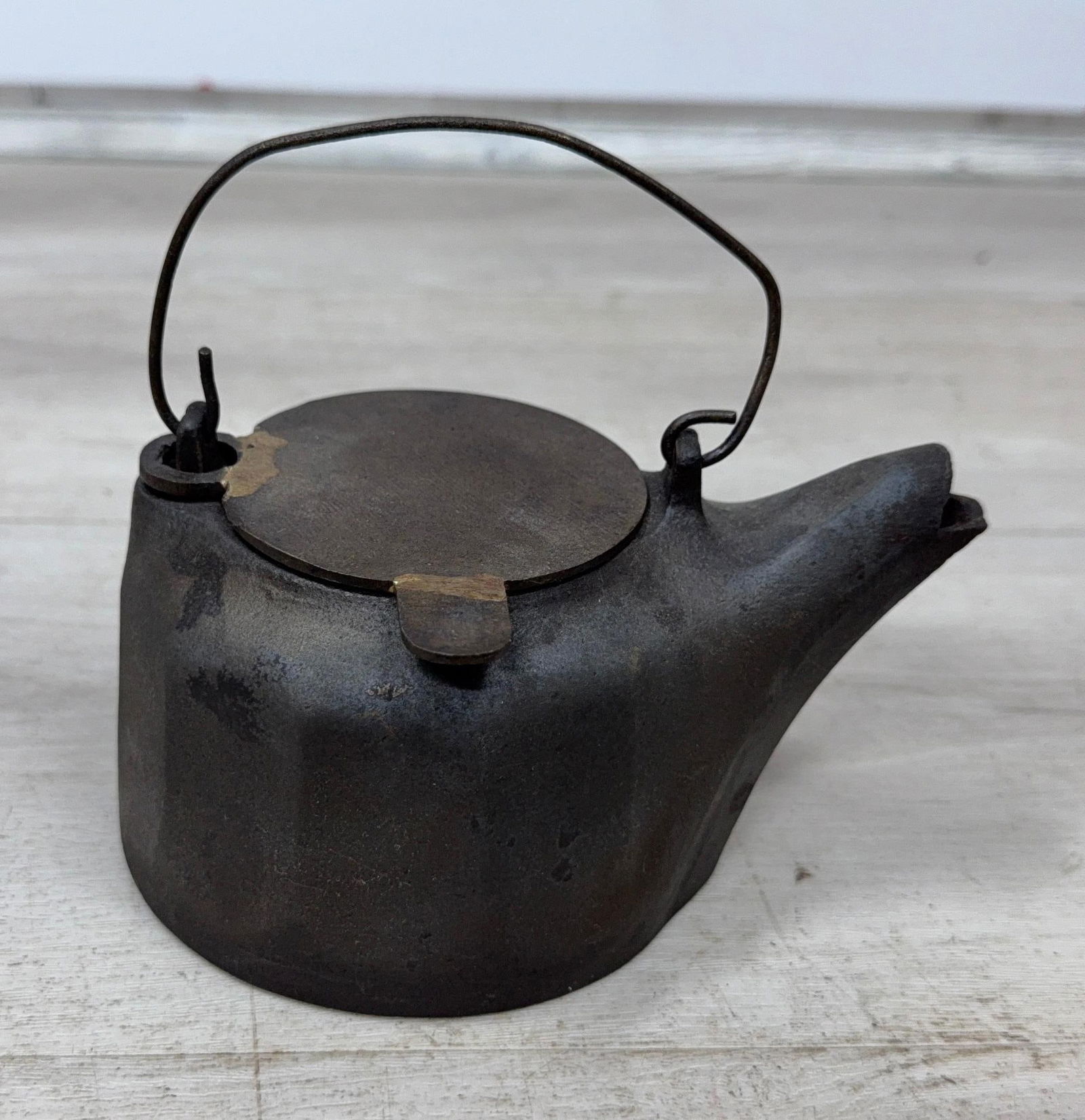 GRISWOLD #0 CAST IRON TOY COLONIAL KETTLE WITH HOMEMADE LID: Load-out Pick up for all online purchases for Antiques & collectibles is Monday, Tuesday, Wednesday, February 23rd, 24th, 25th At our shipper's location. We do offer shipping on all items shippable wi