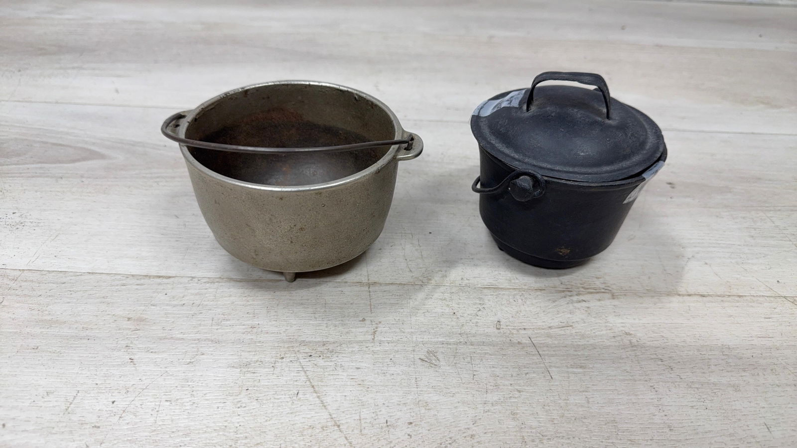 WAGNER ARCH LOGO TOY KETTLE, NICKEL PLATED & TOY FOOTED KETTLE WITH TIN LID (1 of 6)