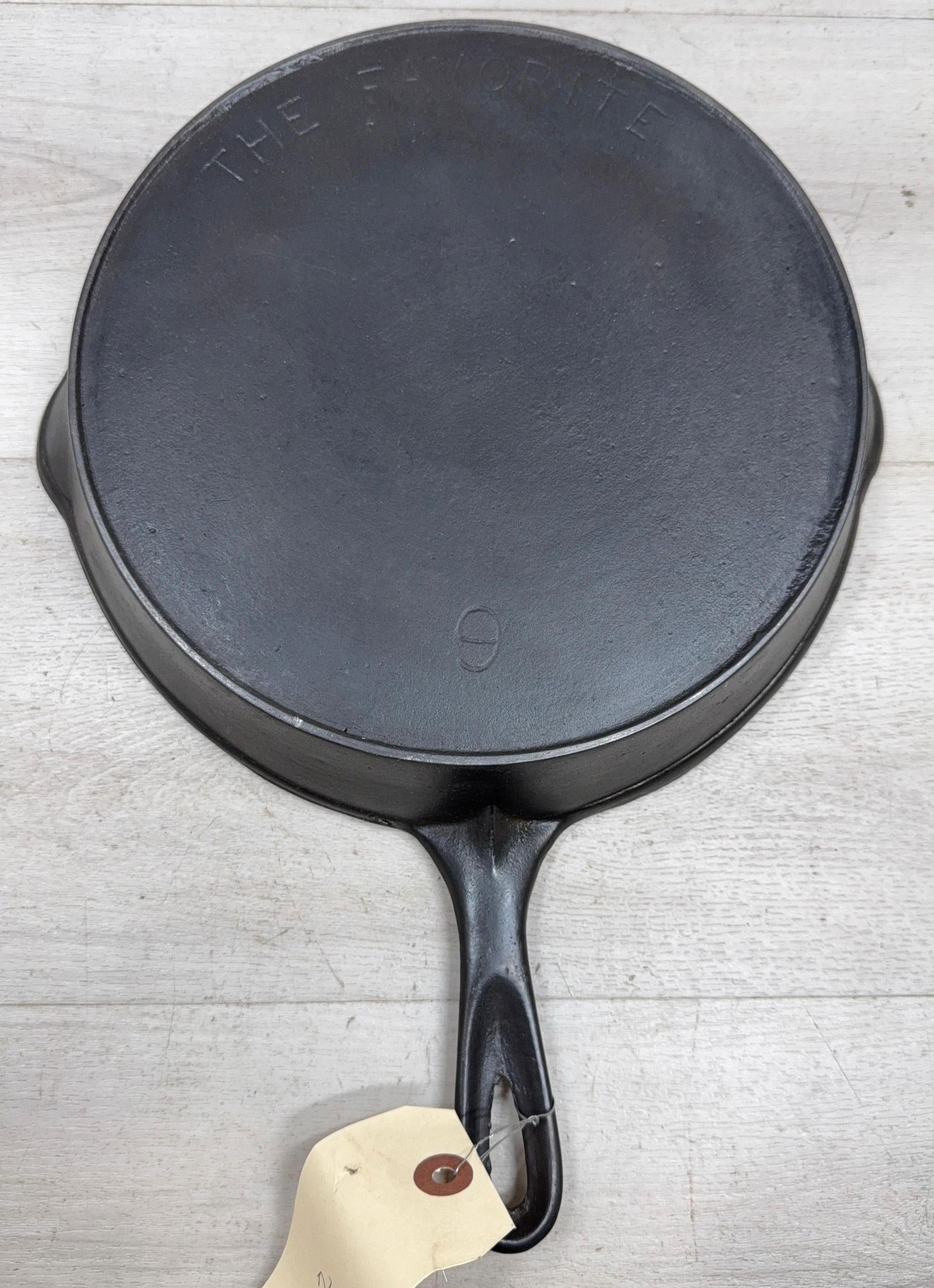 THE FAVORITE NO. 9 CAST IRON SKILLET (1 of 4)