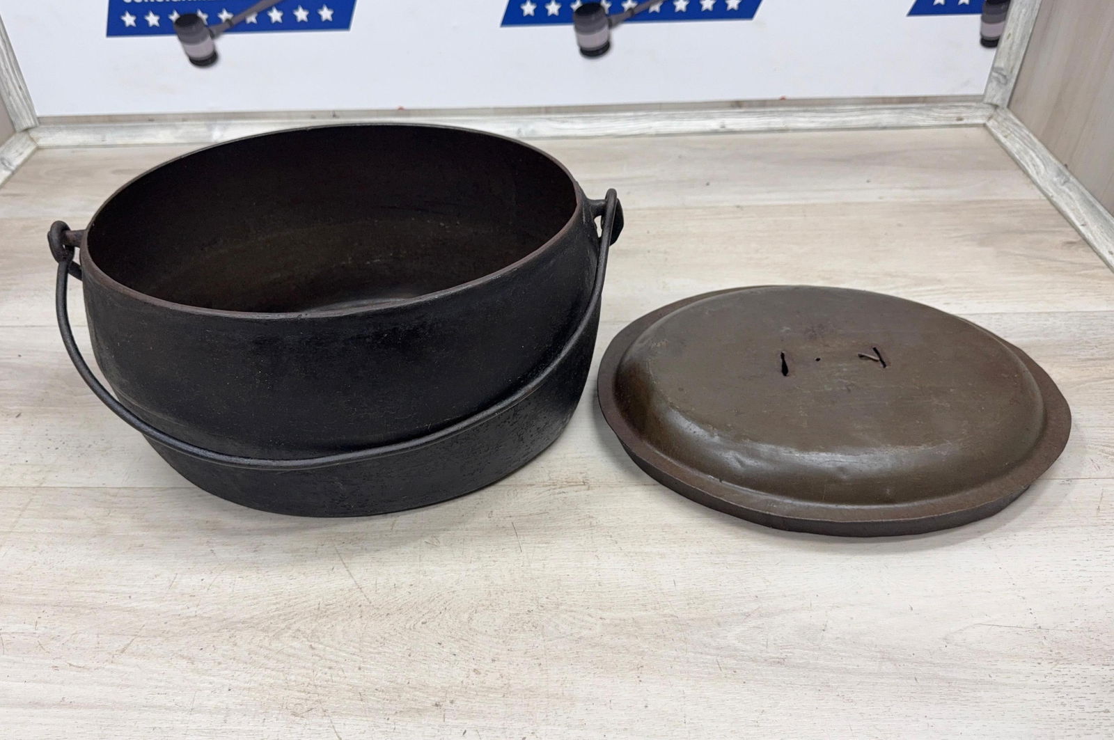 CAST IRON DUTCH OVEN. S. P. CO. (1 of 6)