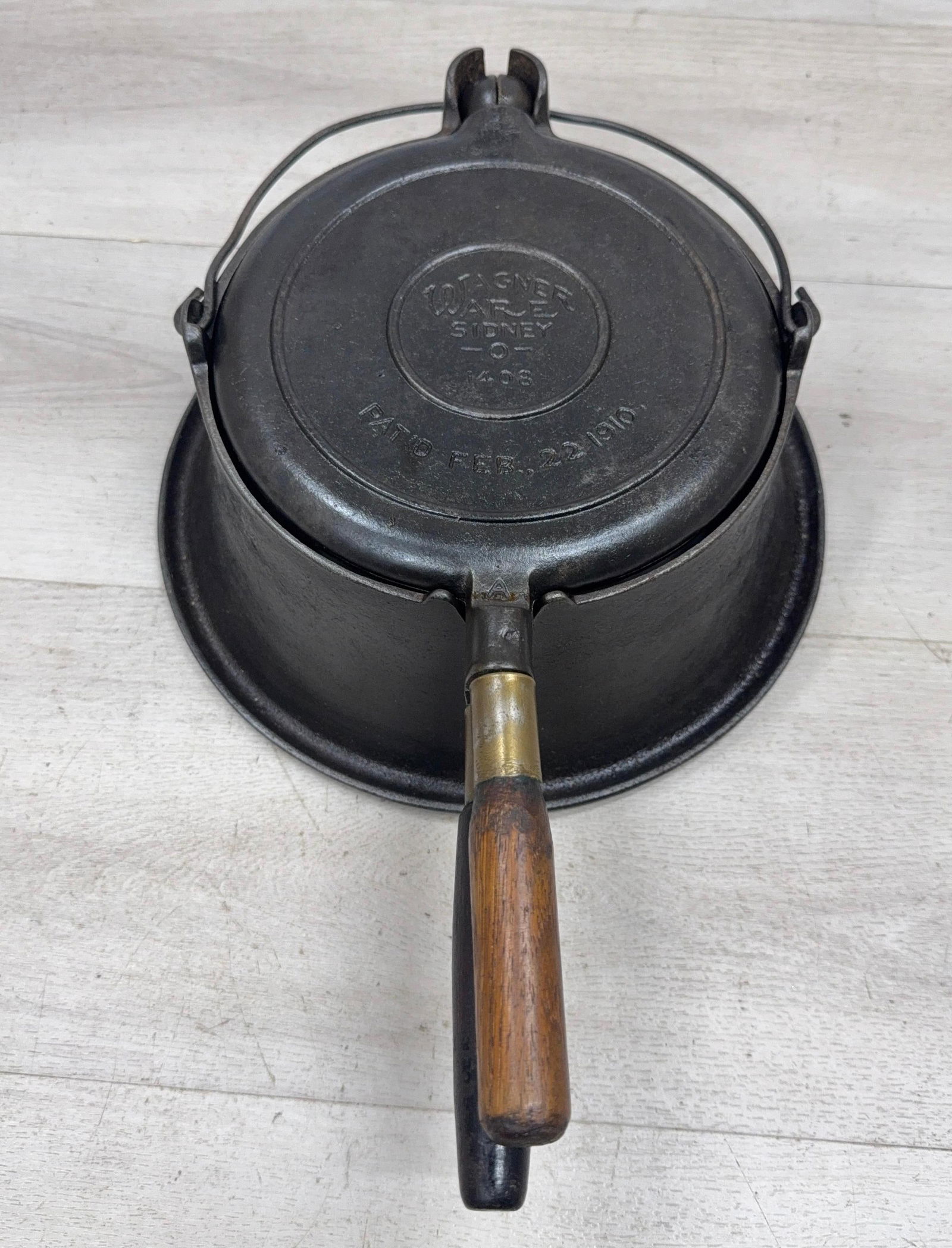 WAGNER WAFFLE IRON. TALL BASE.1408 (1 of 4)