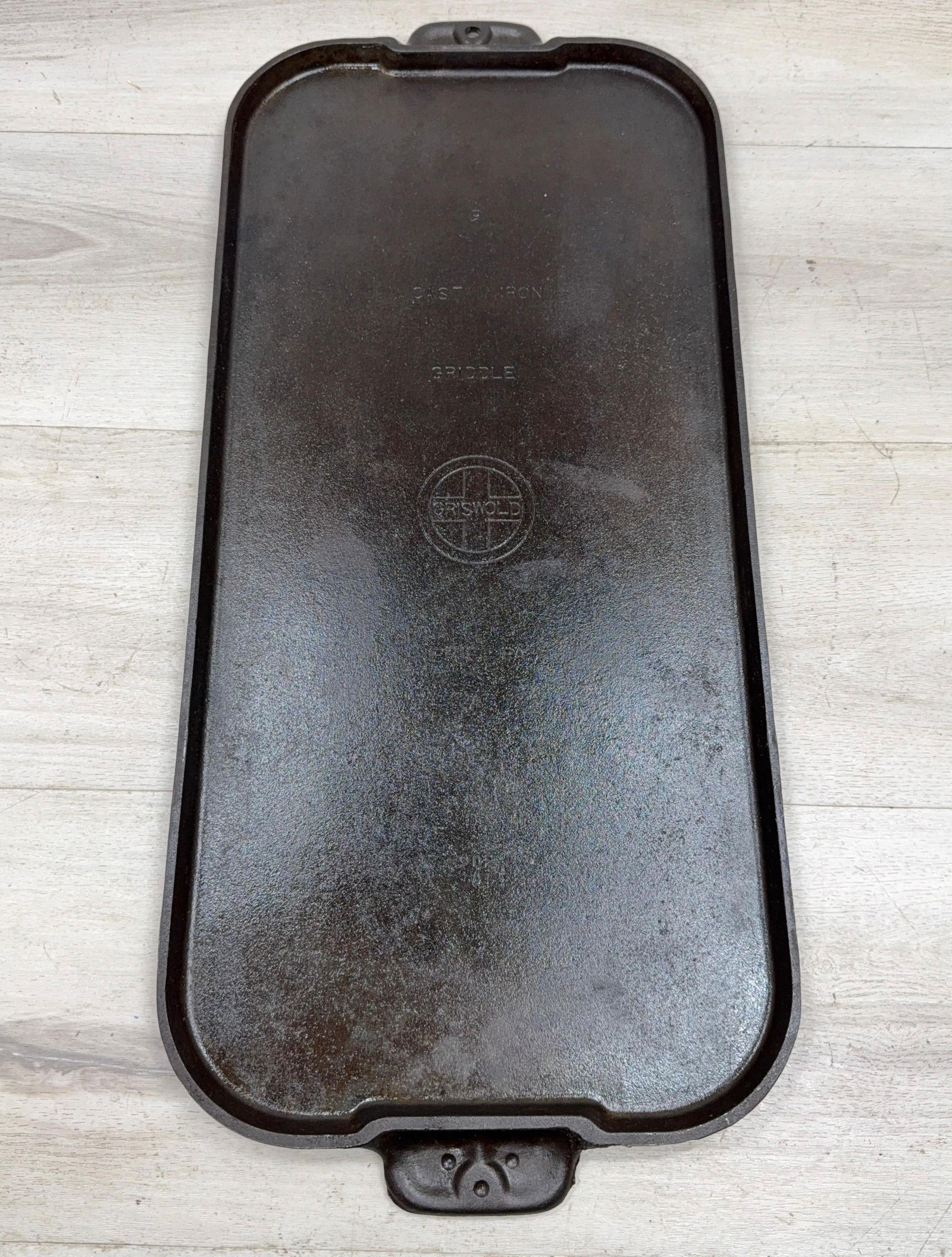 GRISWOLD NO. 9 GRIDDLE SMALL LOGO. SITS FLAT: Load-out Pick up for all online purchases for Antiques & collectibles is Monday, Tuesday, Wednesday, February 23rd, 24th, 25th At our shipper's location. We do offer shipping on all items shippable wi