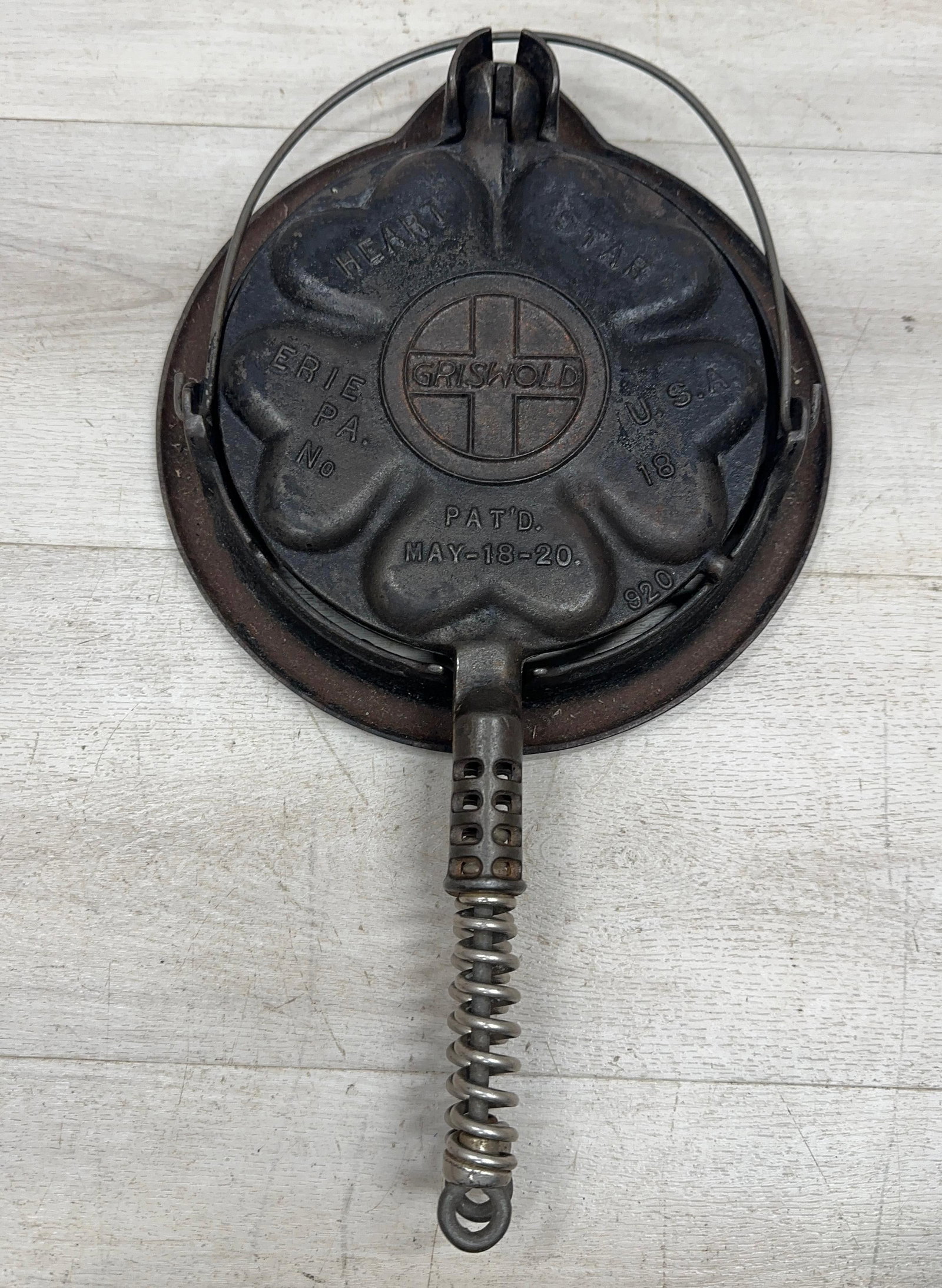 GRISWOLD #18 HEART STAR WAFFLE IRON (1 of 4)