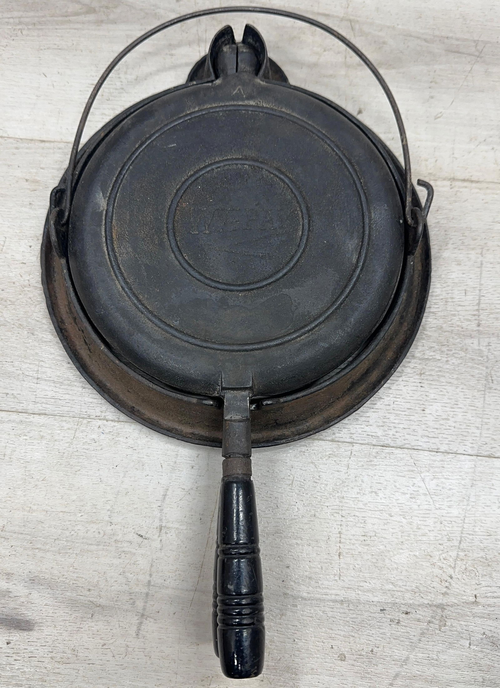 WAPAK WAFFLE IRON WOOD HANDLES (1 of 5)