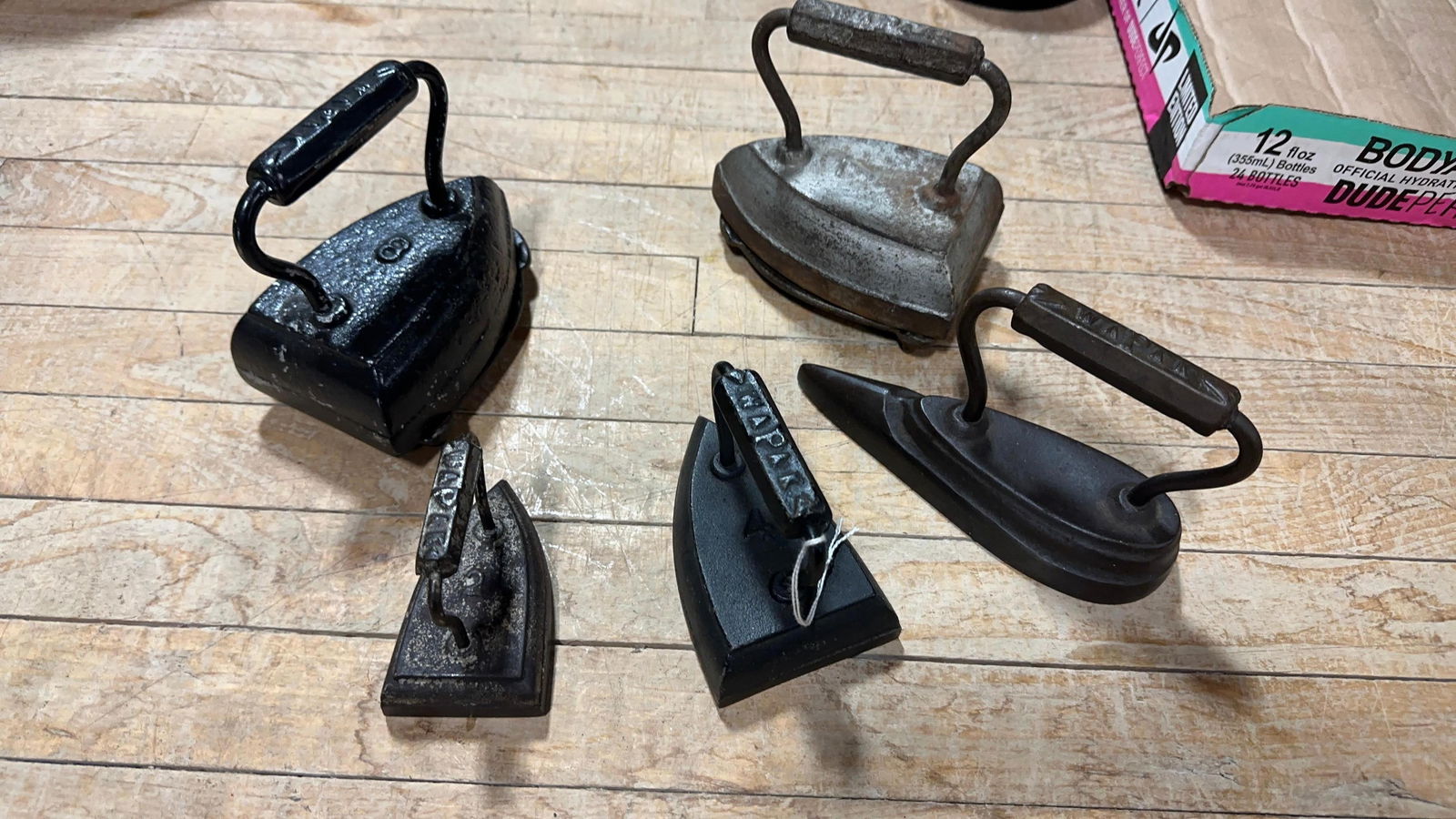 SET OF 5 WAPAK SAD IRONS INCLUDING RARE CHICKEN FOOT (1 of 5)