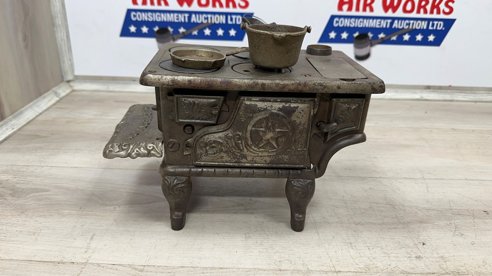 MINIATURE PERFECTON CAST IRON STOVE W/ACCESSORIES (1 of 8)