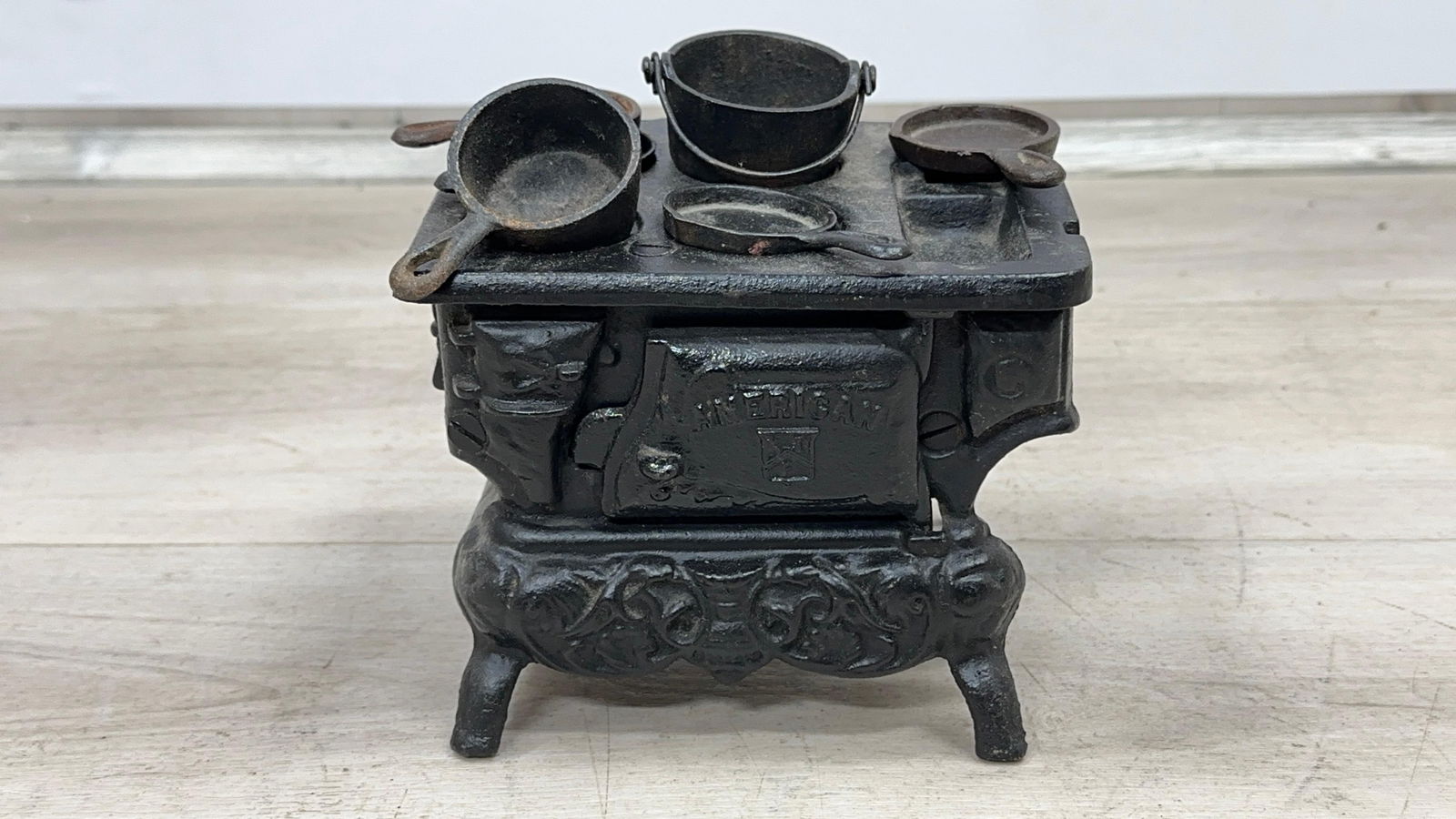 TOY AMERICAN CAST IRON STOVE WITH ACCESSORY SKILLETS (1 of 8)