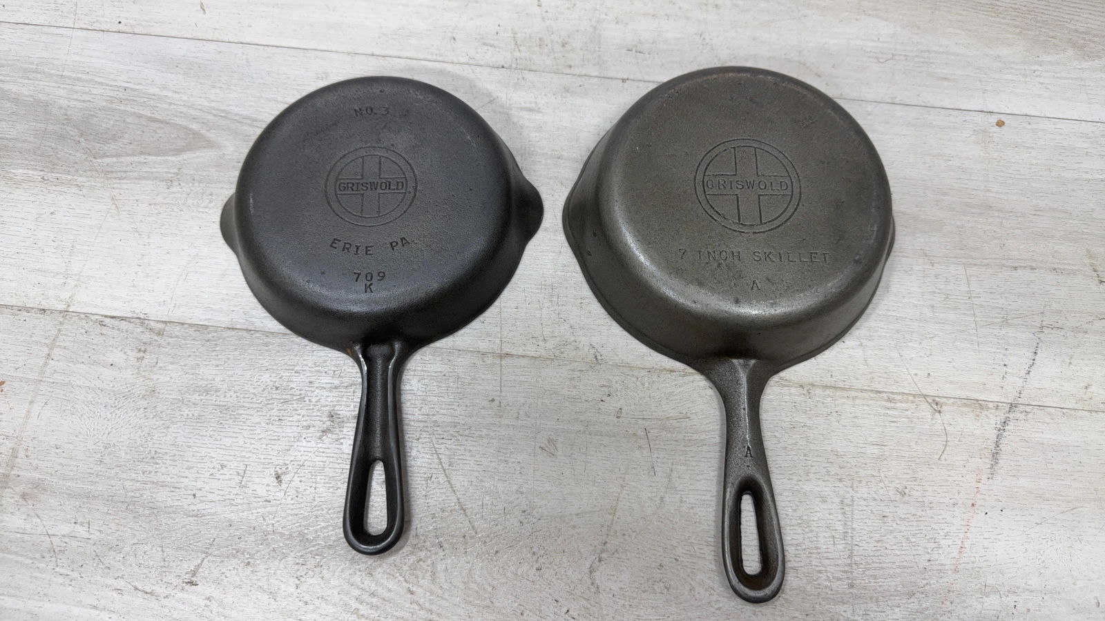 PAIR OF GRISWOLD SKILLETS 3 AND 4 SMALL LOGO (1 of 5)