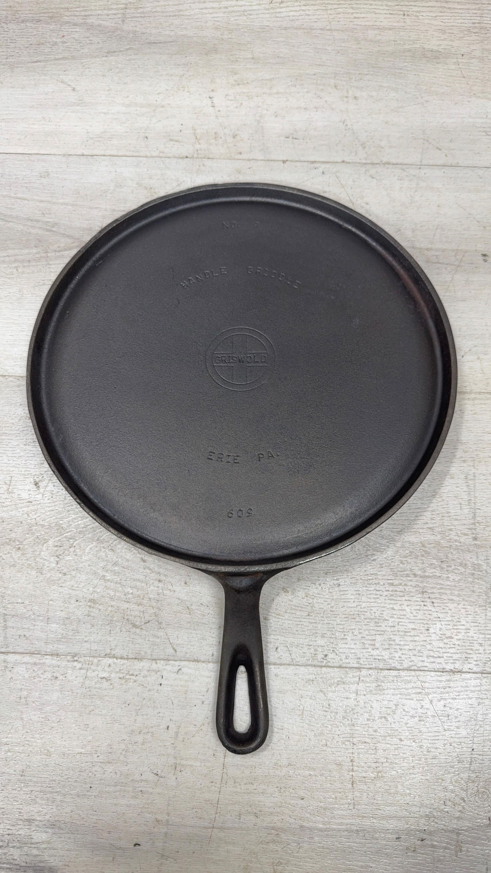 GRISWOLD NO. 9 FLAT ROUND GRIDDLE SMALL LOGO (1 of 6)