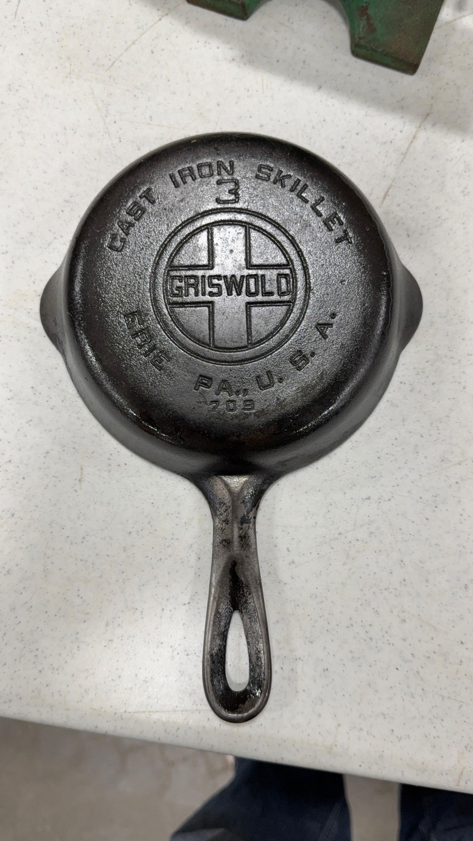 GRISLWOLD NO. 3 LARGE BLOCK SLANT LOGO SKILLET: Load-out Pick up for all online purchases for Antiques & collectibles is Monday, Tuesday, Wednesday, February 23rd, 24th, 25th At our shipper's location. We do offer shipping on all items shippable wi