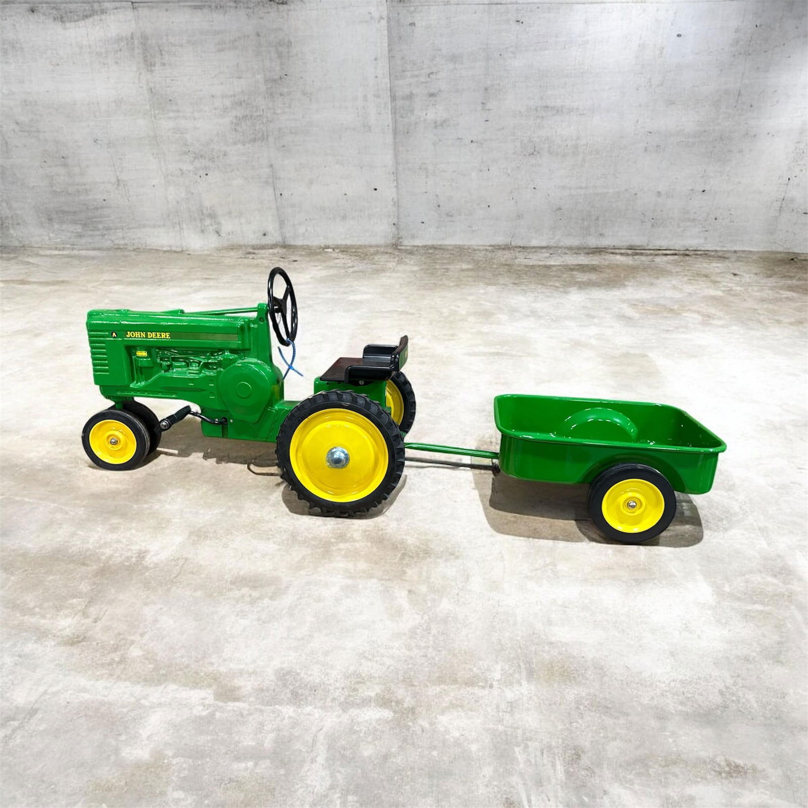 JOHN DEERE MODEL A PEDAL TRACTOR WITH TRAILER. MINT (1 of 10)