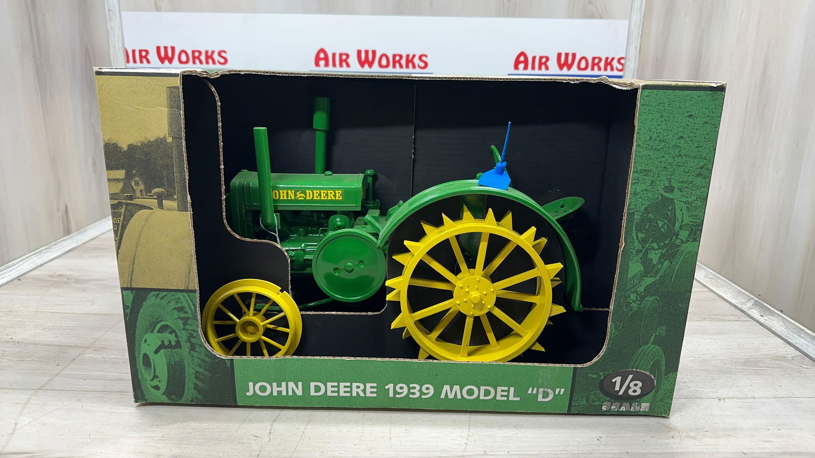 JOHN DEERE MODEL D. 1/8 SCALE NIB (1 of 4)