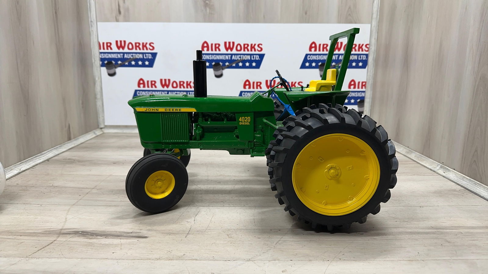 JOHN DEERE 4020 1/8 SCALE ERTL (1 of 4)