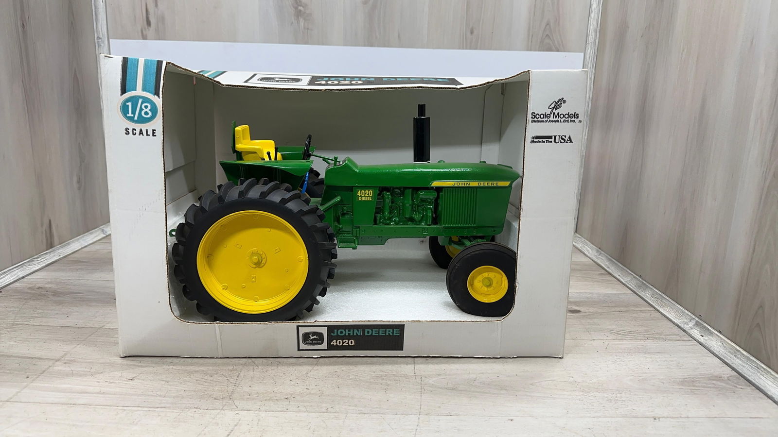 JOHN DEERE 4020 1/8 SCALE ERTL NIB (1 of 3)