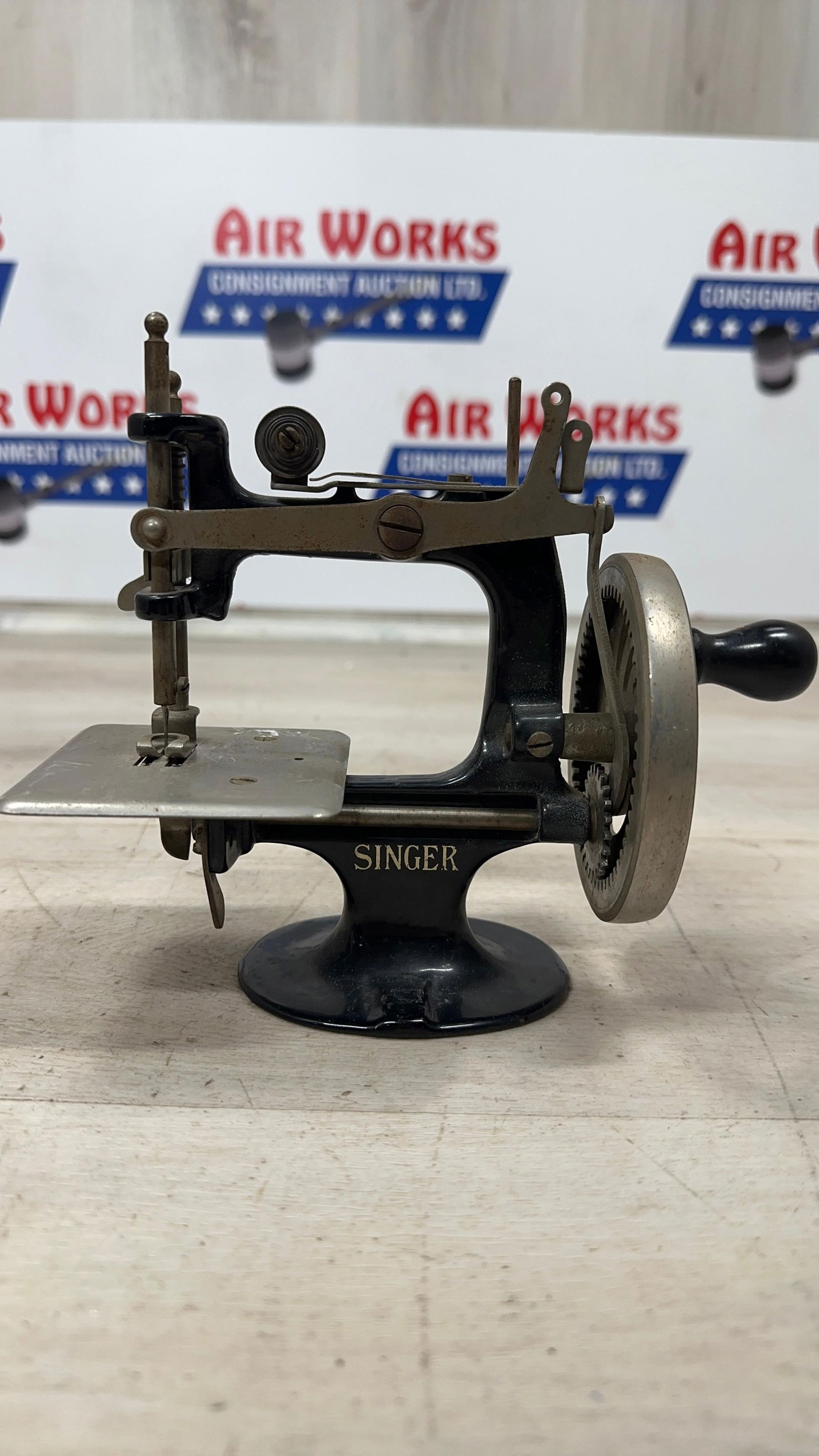 SINGER HAND CRANK SEWING MACHINE (1 of 3)