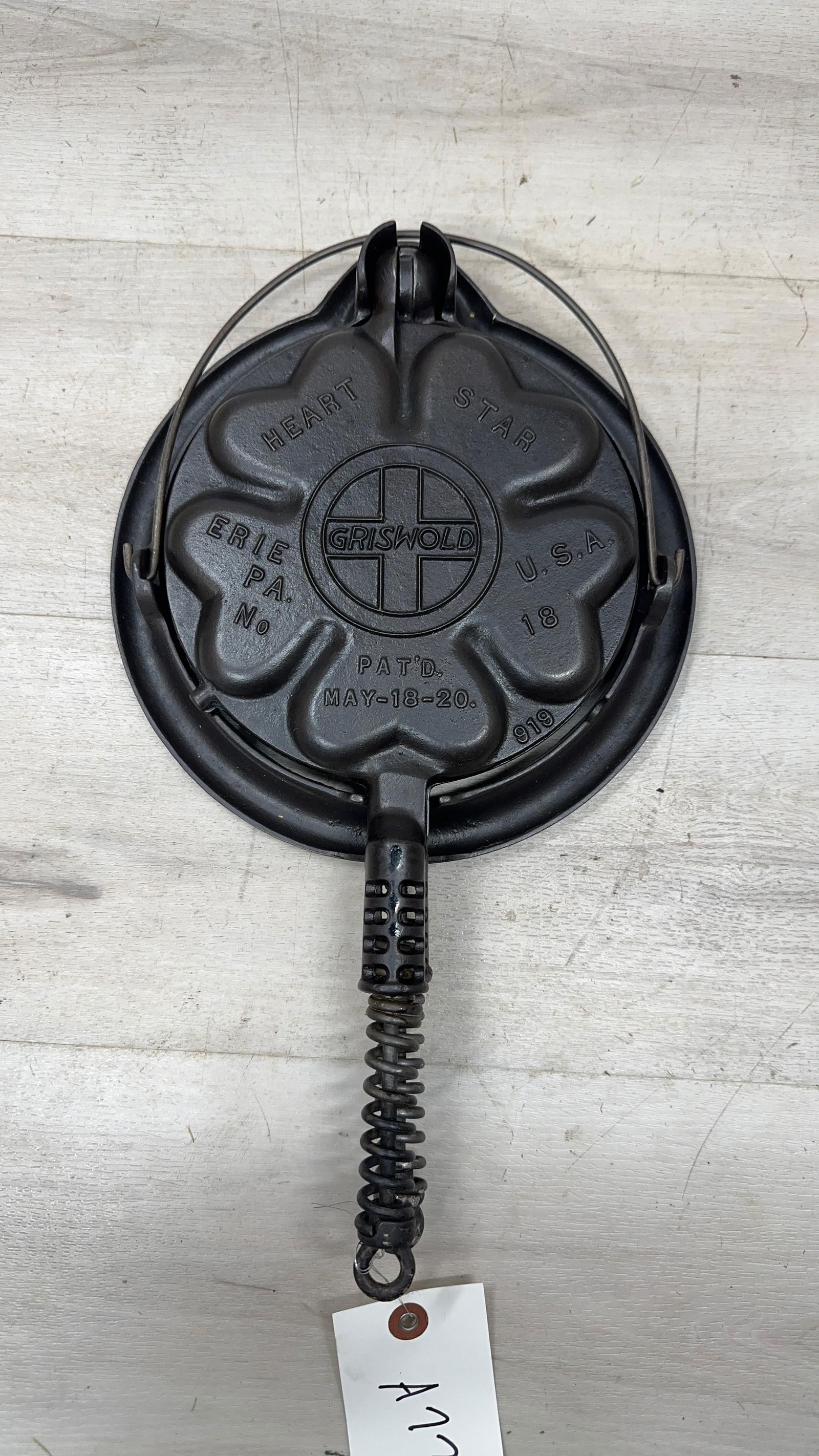 GRISWOLD HEART STAR WAFFLE IRON NO. 18 (1 of 4)