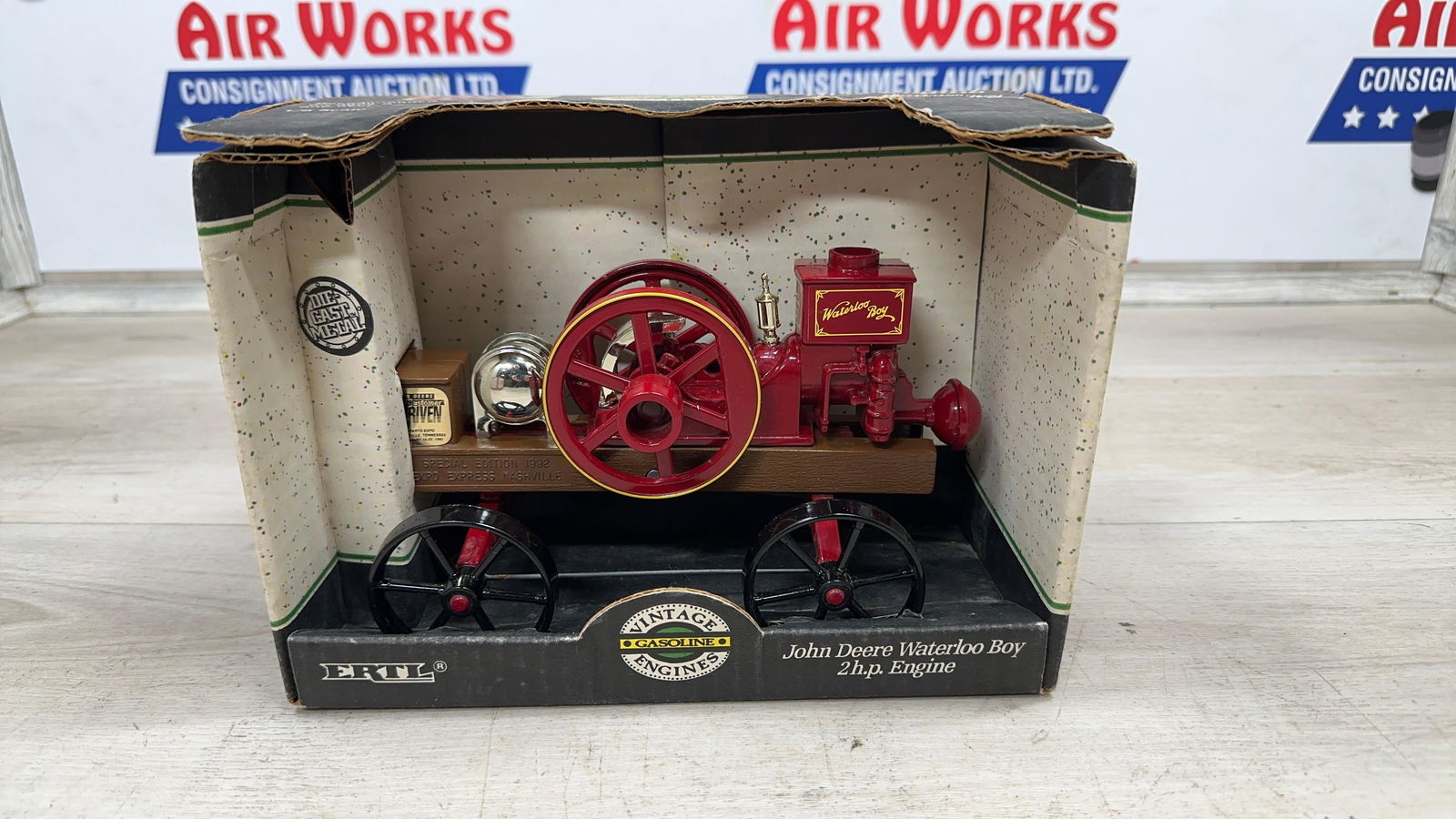 ERTL JOHN DEERE WATERLOO BOY 1/8TH SCALE (1 of 5)