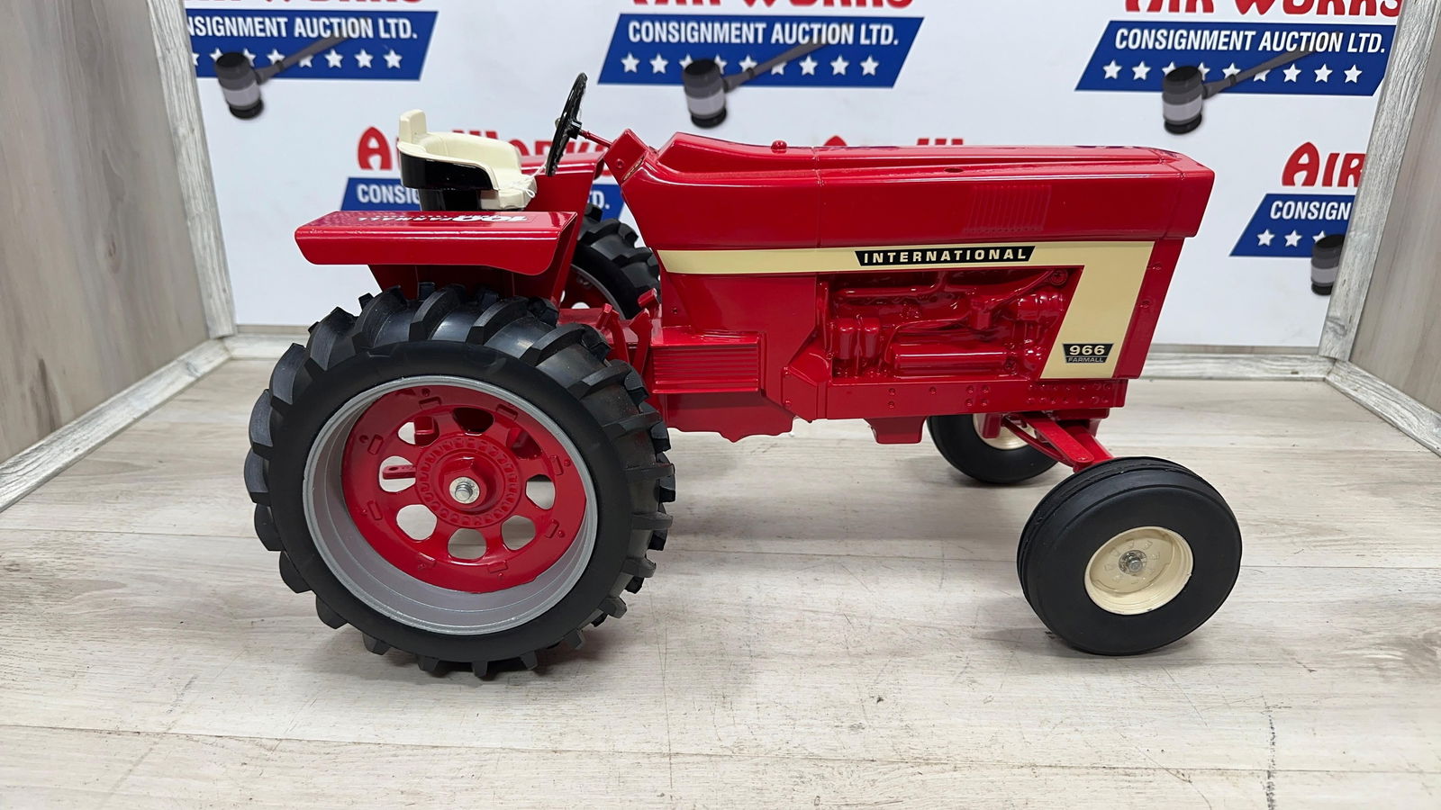 SIGNED ERTL INTERNATIONAL 966 1/8TH SCALE TRACTOR W/PACKING BOX (1 of 7)