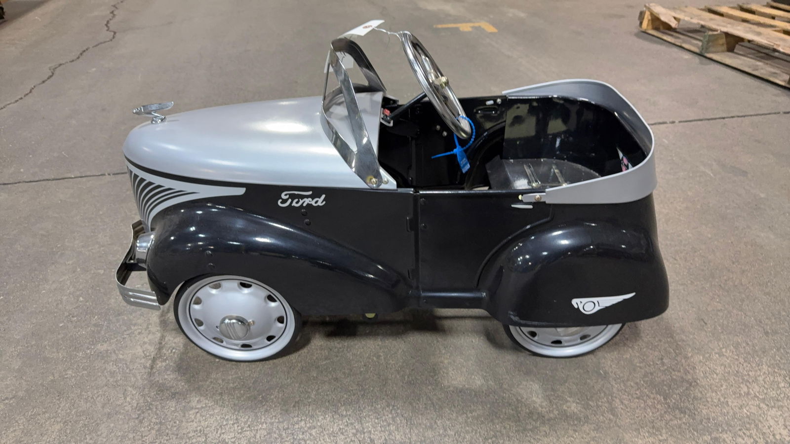 STEELCRAFT 1940 FORD PEDAL CAR (1 of 7)