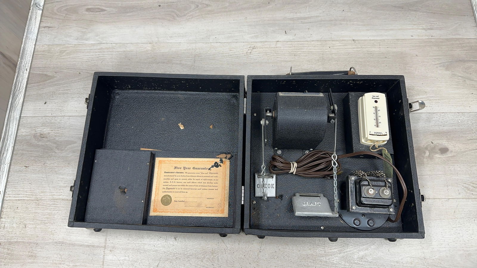 ANTIQUE SALESMAN SAMPLE BLUE COAL TEMPTESTER IN CASE (1 of 6)