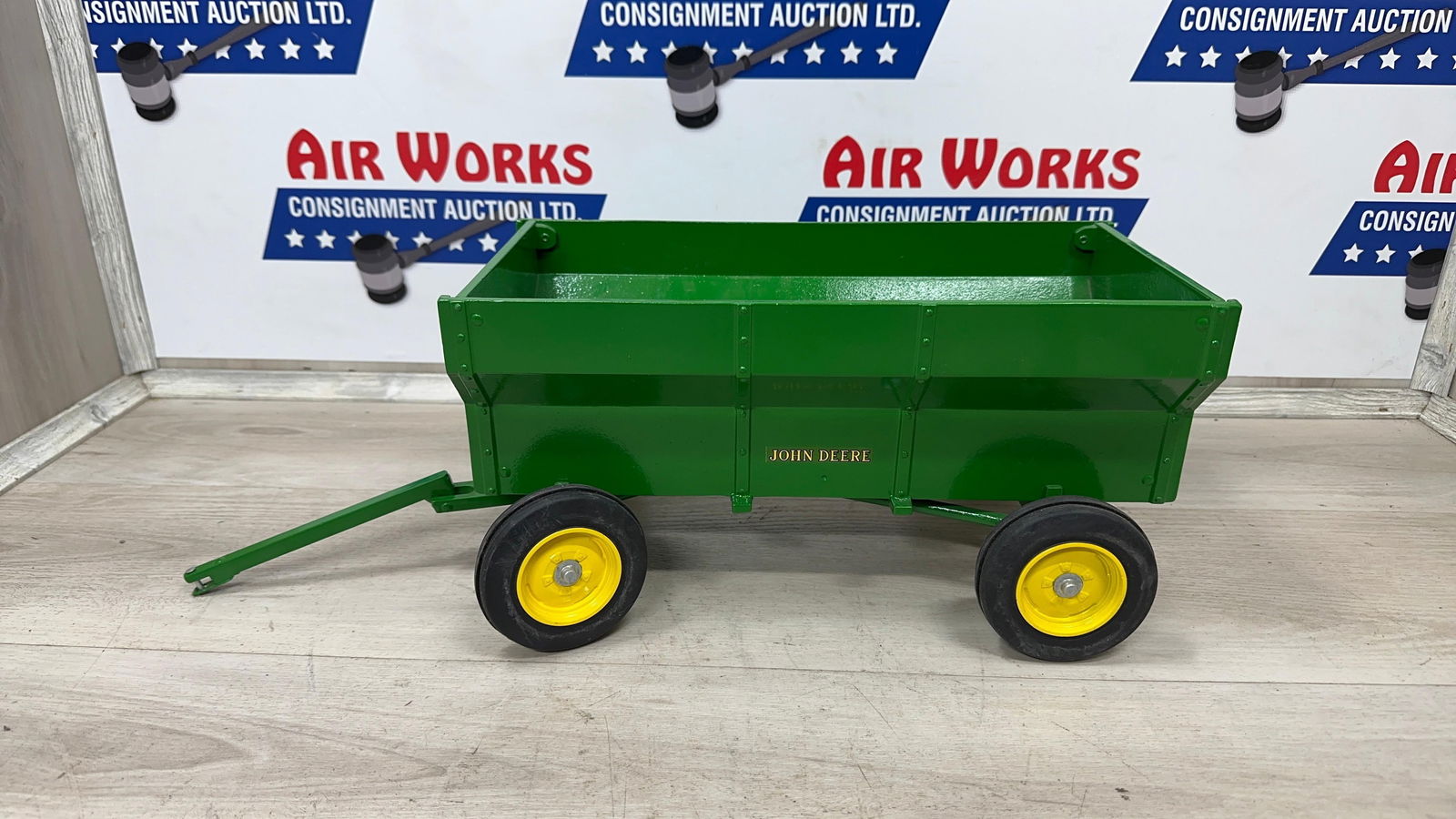 JOHN DEERE GRAIN WAGON 1/8 SCALE (1 of 7)