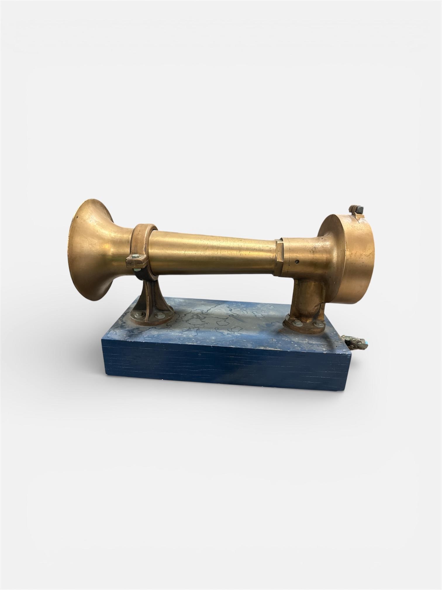 LESLIE TYFON MOD. 200 TRAIN ON STAND WITH VALVE: Load-out Pick up for all online purchases for Antiques & collectibles is Monday, Tuesday, Wednesday, February 23rd, 24th, 25th At our shipper's location. We do offer shipping on all items shippable wi