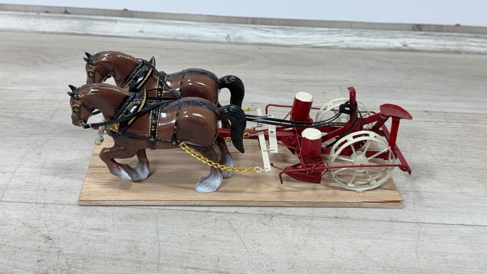 MODEL 2-HORSE PLANTER. PLANTER IS METAL AND HORSES PLASTIC (1 of 6)