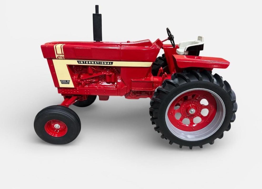 INTERNATIONAL HYDRO 100 1:8 SCALE DIECAST TRACTOR BY ERTL (1 of 9)