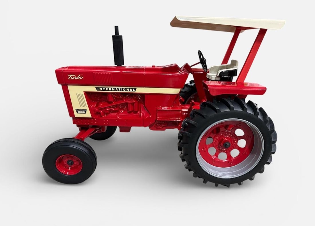 IH MODEL 1066 W/CANOPY 1:8 SCALE DIECAST TRACTOR BY ERTL SIGNED (1 of 13)