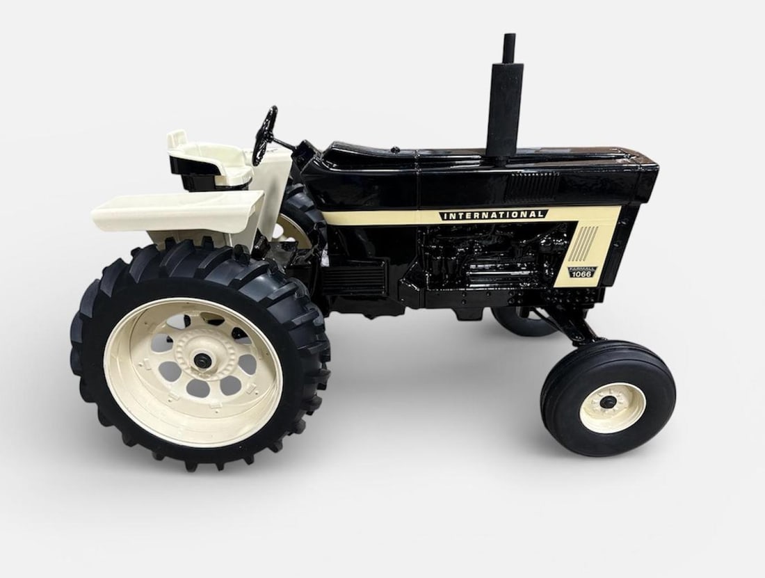 RARE BLACK INTERNATIONAL 1066 1:8 SCALE TRACTOR SIGNED (1 of 11)