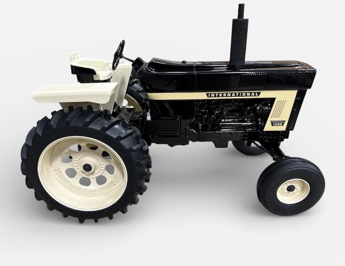 RARE BLACK INTERNATIONAL 1066 1:8 SCALE TRACTOR SIGNED (1 of 11)