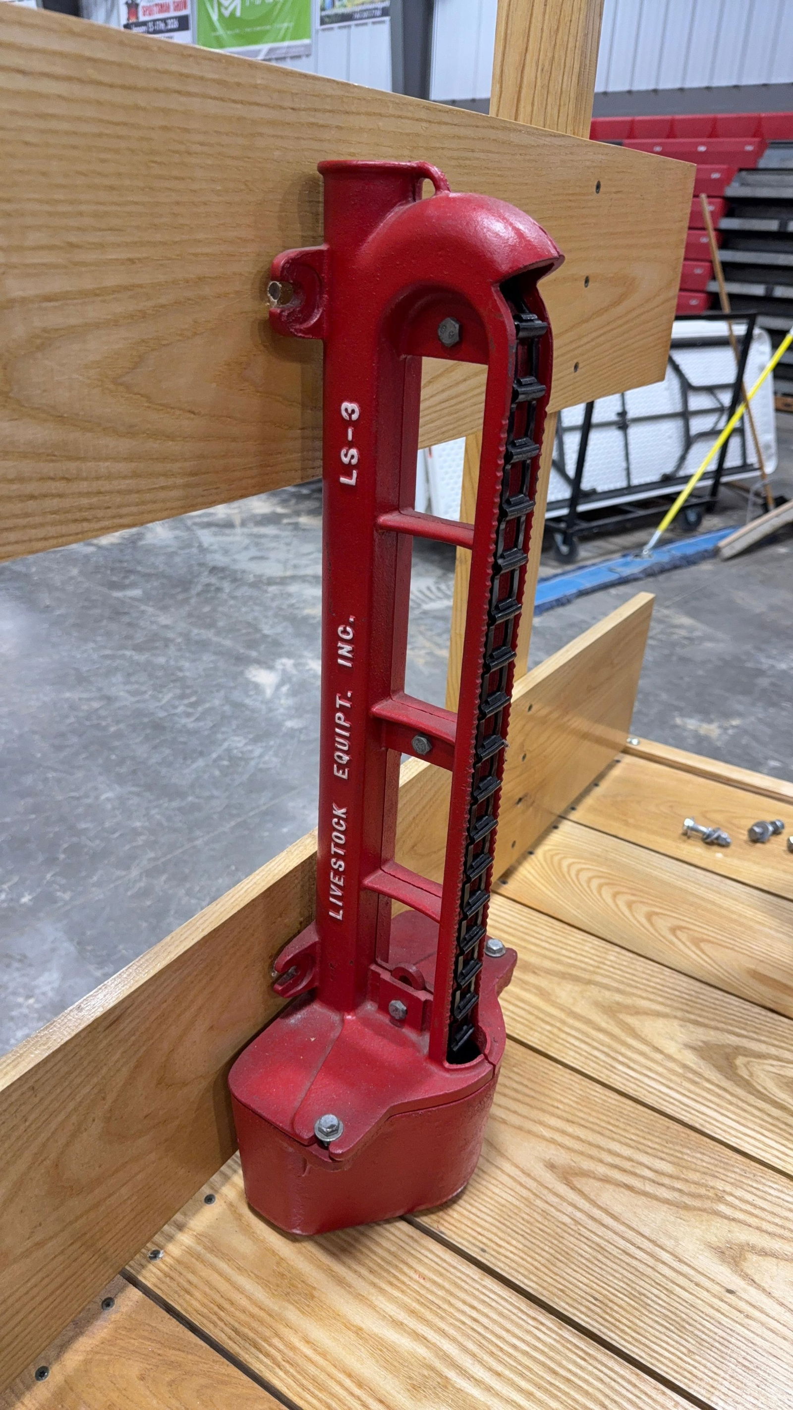 ANTIQUE HOG OILER. WALL-MOUNTED (1 of 6)