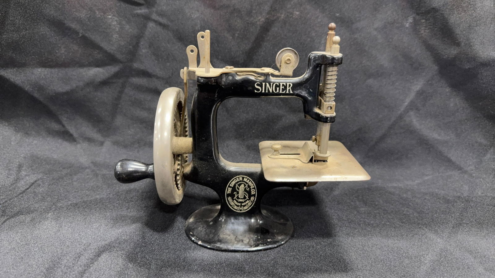 HAND CRANK SINGER SEWING MACHINE (1 of 5)